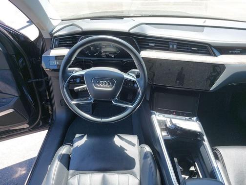Mythos Black Metallic 2019 Audi e-tron Premium Plus