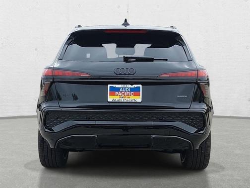 Mythos Black Metallic 2026 Audi Q3 TFSI quattro S tronic