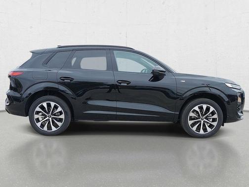 Mythos Black Metallic 2026 Audi Q3 TFSI quattro S tronic