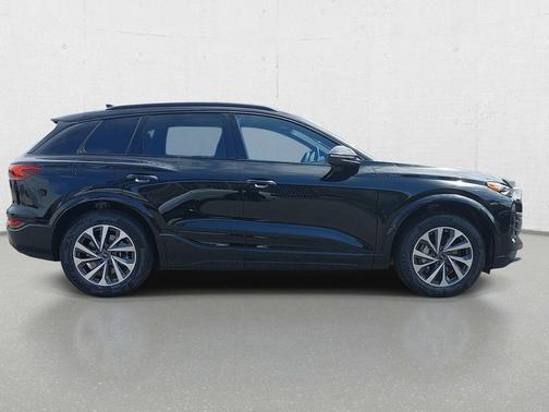 Mythos Black Metallic 2027 Audi Q6 e-tron Premium quattro