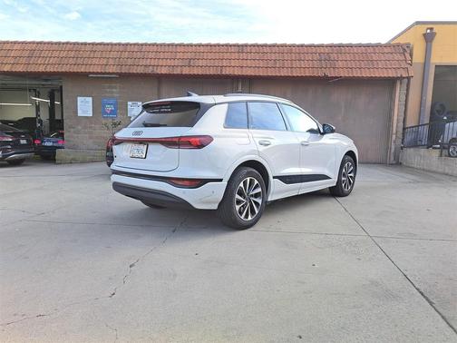 2025 Audi Q6 e-tron Premium quattro