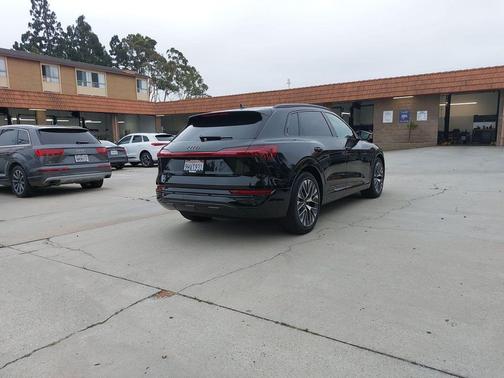 Mythos Black Metallic 2024 Audi Q8 e-tron Premium Plus