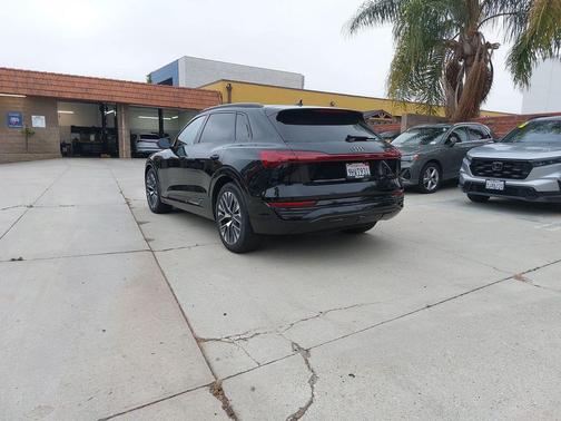 Mythos Black Metallic 2024 Audi Q8 e-tron Premium Plus