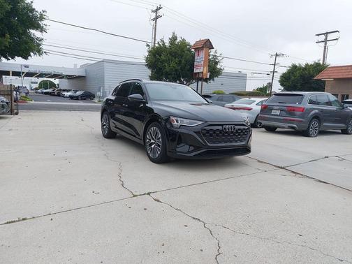 Mythos Black Metallic 2024 Audi Q8 e-tron Premium Plus