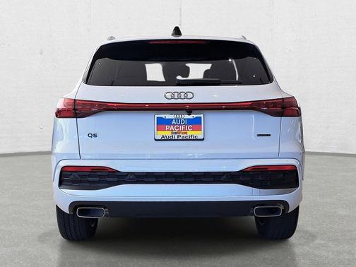 Glacier White Metallic 2026 Audi Q5 Premium Plus TFSI quattro S tronic
