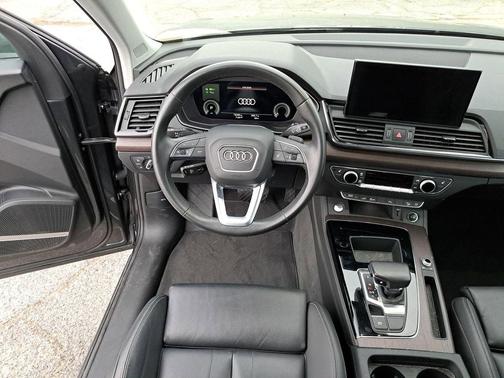 Daytona Gray Pearl Effect 2023 Audi Q5 e 55 S line Premium Plus