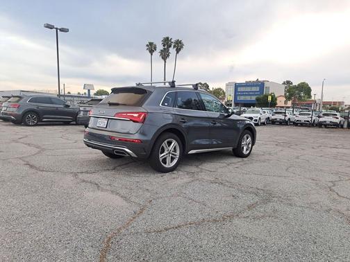 Daytona Gray Pearl Effect 2023 Audi Q5 e 55 S line Premium Plus