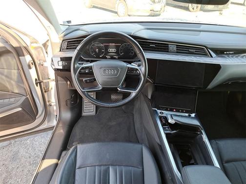 2022 Audi e-tron Premium Plus