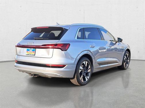 2022 Audi e-tron Premium Plus