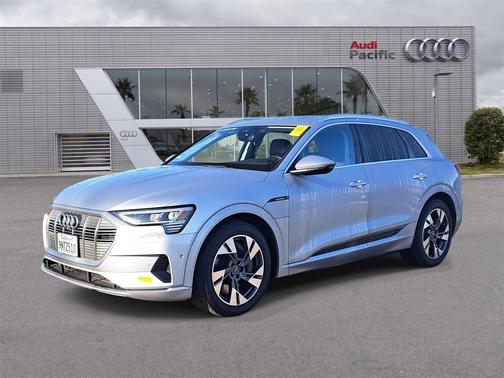 2022 Audi e-tron Premium Plus