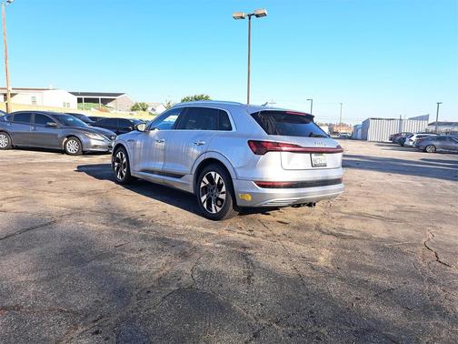 2022 Audi e-tron Premium Plus