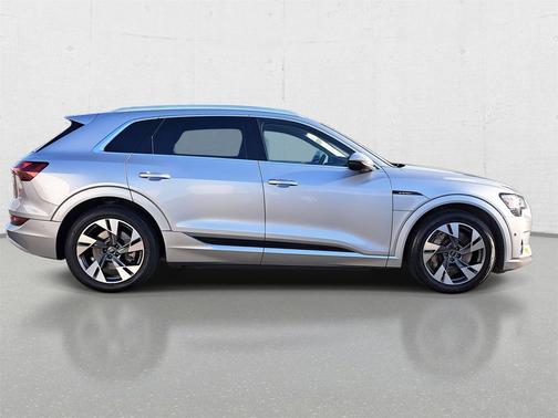 2022 Audi e-tron Premium Plus
