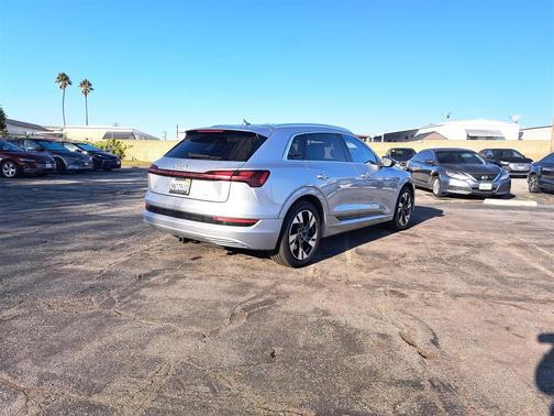 2022 Audi e-tron Premium Plus