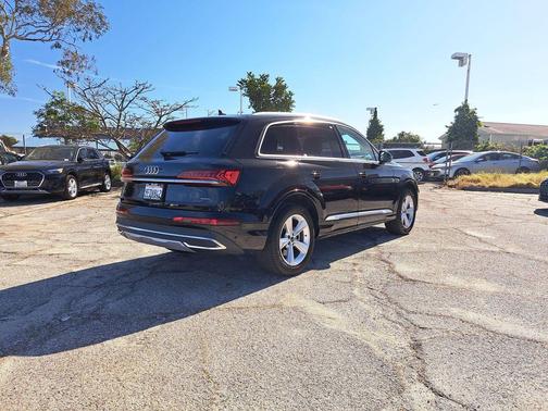 2023 Audi Q7 45 Premium Plus