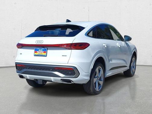 Glacier White Metallic 2026 Audi Q5 Sportback Premium Plus TFSI quattro S tronic