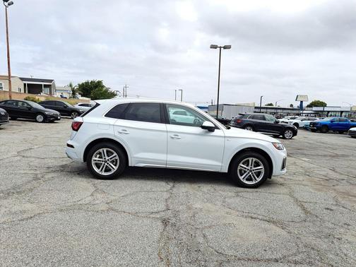 Glacier White Metallic 2024 Audi Q5 e 55 S line Premium Plus