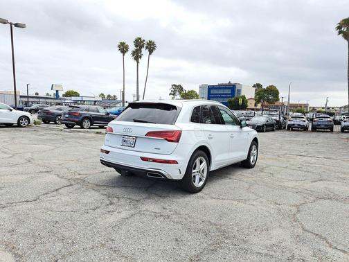 Glacier White Metallic 2024 Audi Q5 e 55 S line Premium Plus