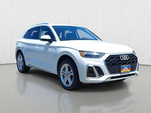 Glacier White Metallic 2024 Audi Q5 e 55 S line Premium Plus
