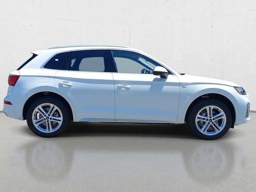 Glacier White Metallic 2024 Audi Q5 e 55 S line Premium Plus