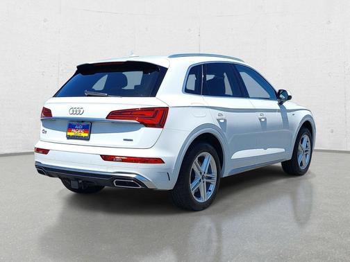 Glacier White Metallic 2024 Audi Q5 e 55 S line Premium Plus