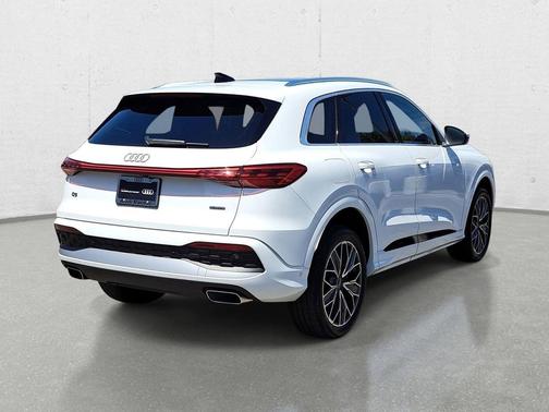 Glacier White Metallic 2025 Audi Q5 Premium Plus TFSI quattro S tronic