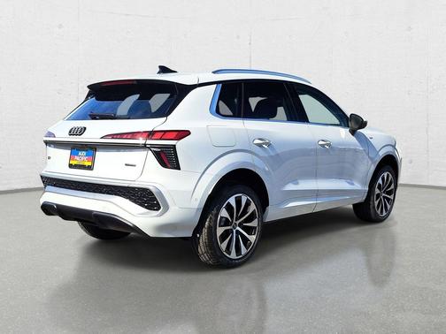 Glacier White Metallic 2026 Audi Q3 TFSI quattro S tronic