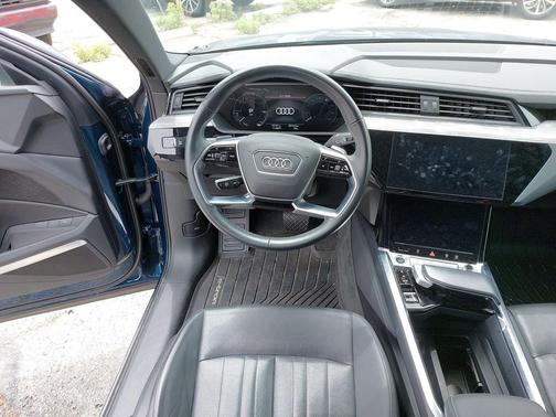Galaxy Blue Metallic 2023 Audi e-tron Premium Plus quattro