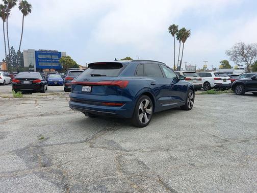 Galaxy Blue Metallic 2023 Audi e-tron Premium Plus quattro
