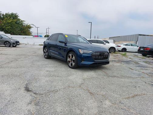 Galaxy Blue Metallic 2023 Audi e-tron Premium Plus quattro