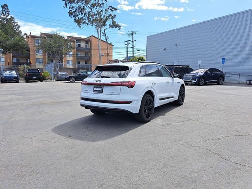 Glacier White Metallic 2023 Audi e-tron Premiumwe