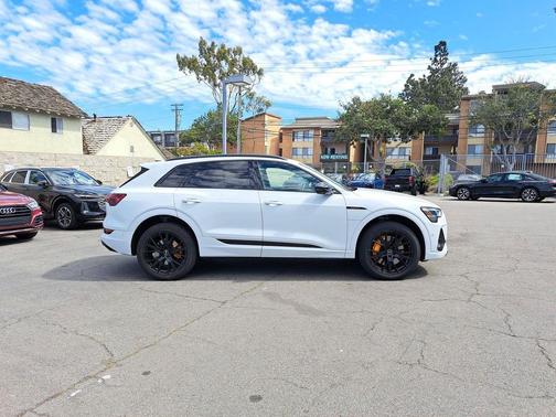 Glacier White Metallic 2023 Audi e-tron Premiumwe