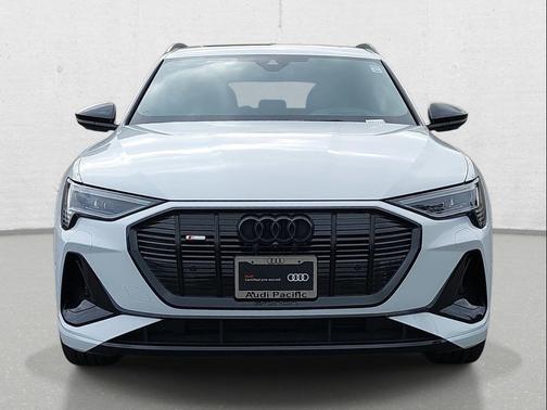 Glacier White Metallic 2023 Audi e-tron Premiumwe