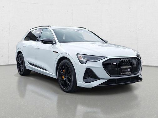 Glacier White Metallic 2023 Audi e-tron Premiumwe