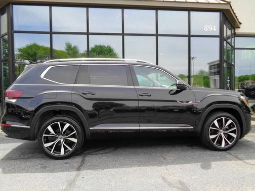 Black 2024 Volkswagen Atlas 2.0T SEL Premium R-Line 4MOTION