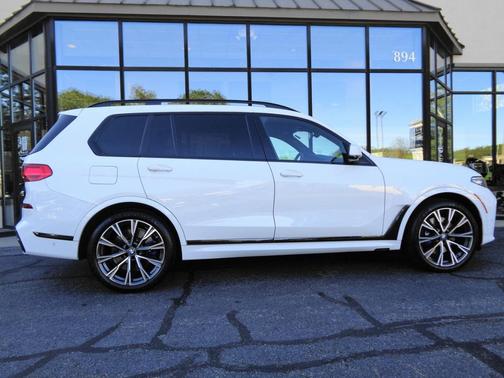 2021 BMW X7 M50i