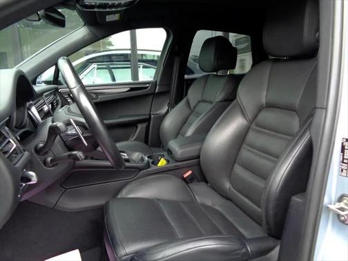 2022 Porsche Macan Base