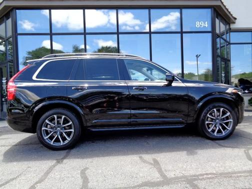 2017 Volvo XC90 T6 Momentum