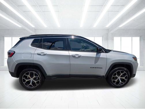 Silver Zynith Metallic Clearcoat 2024 Jeep Compass Limited