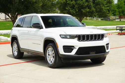 Bright White Clearcoat 2025 Jeep Grand Cherokee Laredo