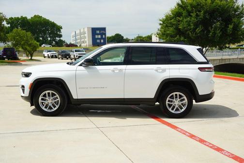 Bright White Clearcoat 2025 Jeep Grand Cherokee Laredo