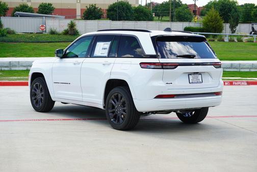 Bright White Clearcoat 2026 Jeep Grand Cherokee Limited