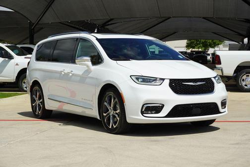 Bright White Clearcoat 2024 Chrysler Pacifica L