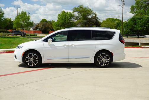 Bright White Clearcoat 2024 Chrysler Pacifica L