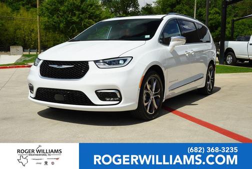 Bright White Clearcoat 2024 Chrysler Pacifica L