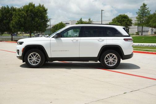 Bright White Clearcoat 2025 Jeep Grand Cherokee Laredo