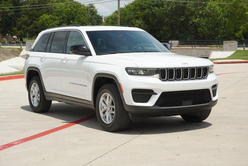 Bright White Clearcoat 2025 Jeep Grand Cherokee Laredo