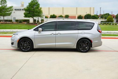 Billet Silver Metallic Clearcoat 2018 Chrysler Pacifica Touring Plus