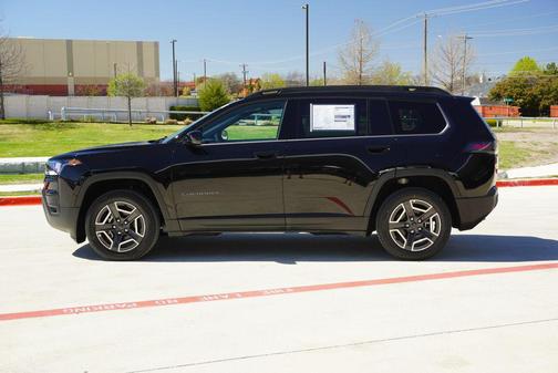 Diamond Black Crystal Pearlcoat 2026 Jeep Cherokee Laredo 4x4