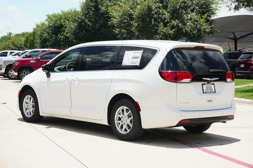 2025 Chrysler Voyager LX
