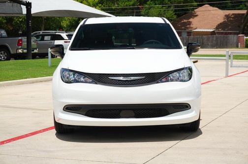 2025 Chrysler Voyager LX